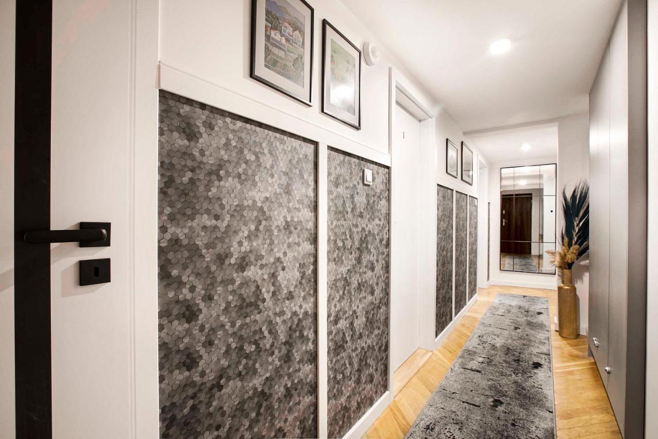 Charming With Kitchen - Old Town, Main Station Apartment *