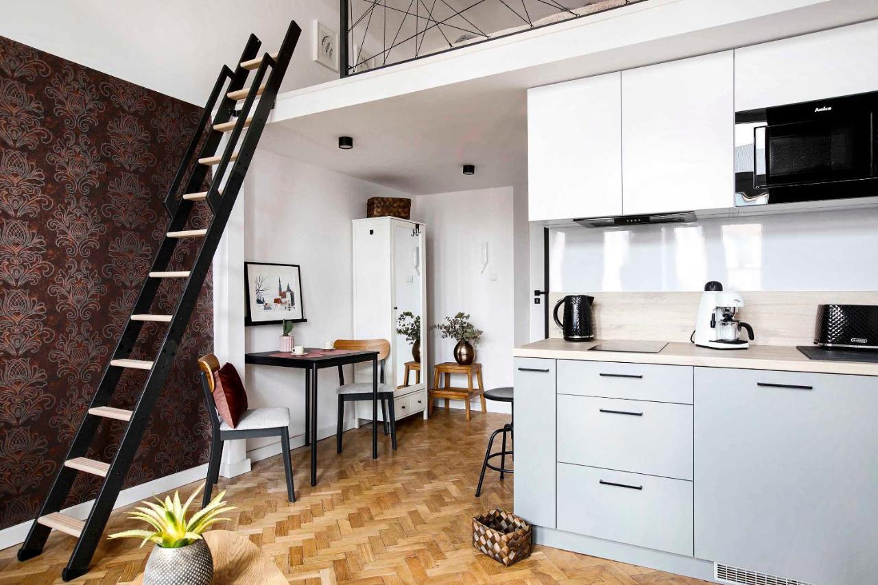 Charming With Kitchen - Old Town, Main Station Apartment