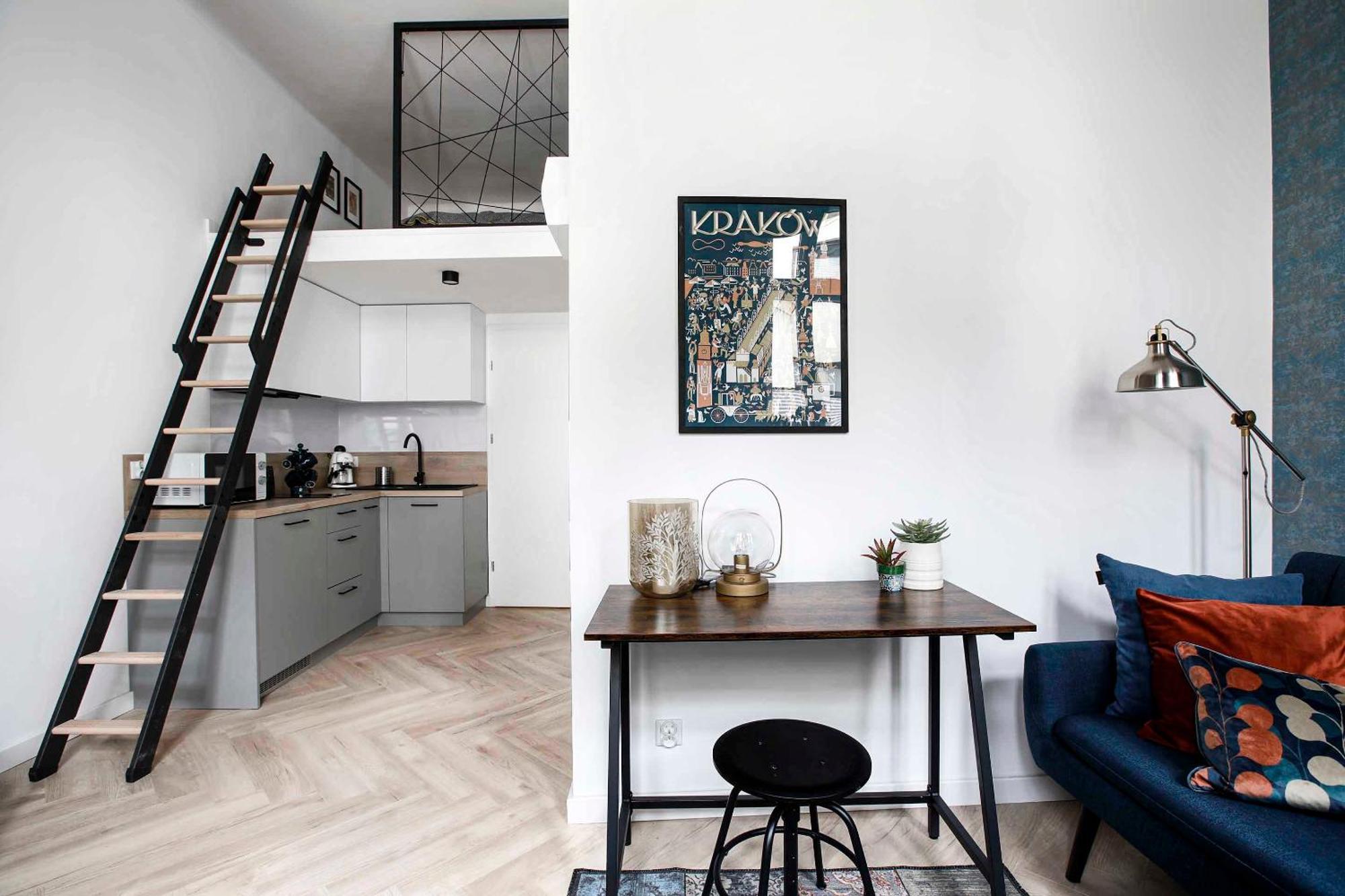 Charming With Kitchen - Old Town, Main Station Apartment *